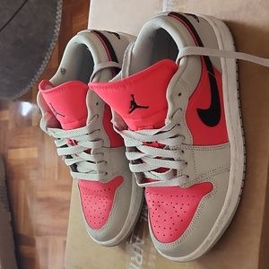 Jordan 1 low (W: US 6.5) light iron ore Siren Red